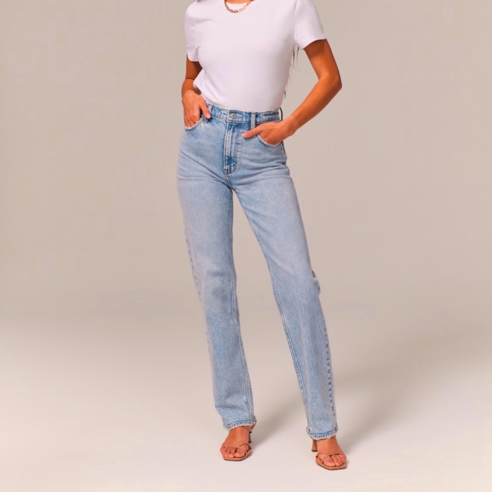 ABERCROMBIE The 90’s Straight Ultra High Rise Jean light wash